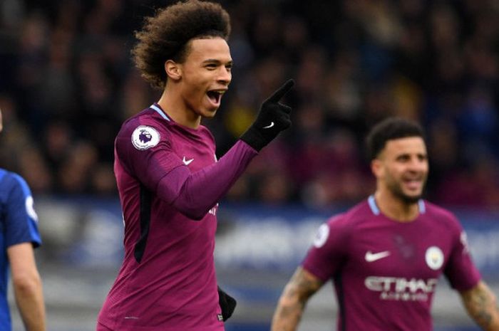 Penyerang Manchester City, Leroy Sane, merayakan gol ke gawang Everton pada laga Liga Inggris di Stadion Goodison Park, Sabtu (31/3/2018).