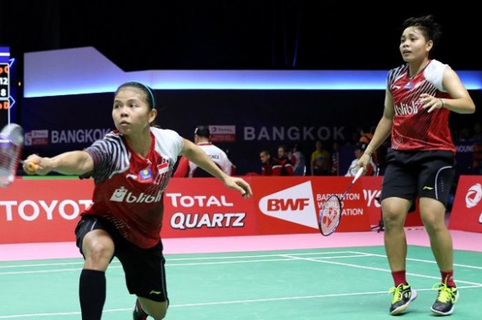 Pasangan ganda putri Indonesia, Greysia Polii (kanan)/Apriyani Rahayu, saat menjalani pertandingan melawan wakil China, Chen Qingchen/Jia Yifan, pada laga penyisihan Grup D Piala Uber di Impact Arena, Bangkok, Thailand, Rabu (23/5/2018)