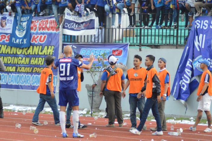 Pemain depan PSIS Semarang, Bruno Silva di hadapan suporter, Minggu (23/9/2018).