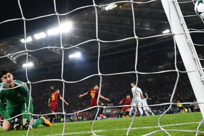 Kiper Chelsea, Thibaut Courtois, mengalami kebobolan saat bermain melawan AS Roma di Stadion Olimpico, Selasa (31/10/2017)