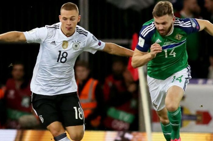 Bek sayap timnas Jerman, Joshua Kimmich (kiri), berduel dengan pemain Irlandia Utara, Stuart Dallas, dalam partai Kualifikasi Piala Dunia 2018 di Windsor Park, Belfast, 5 Oktober 2017.