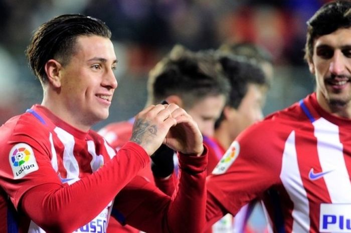 Bek Atletico Madrid, Jose Gimenez (kiri), saat merayakan gol ke gawang Eibar dalam laga Copa del Rey di Stadion Municipal Ipurua, 25 Januari 2017.