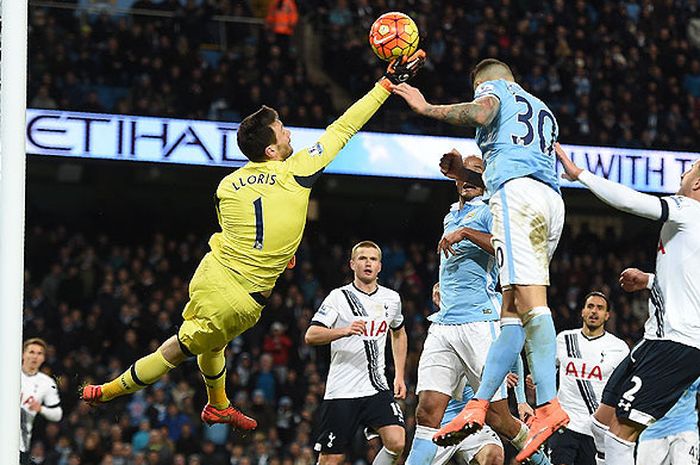 Kiper Tottenham Hotspur, Hugo Lloris (kiri), menyelamatkan bola dari sundulan bek Manchester City, Nicolas Otamendi, dalam laga lanjutan Liga Inggris di Stadion Etihad, Manchester, pada 14 Februari 2016.