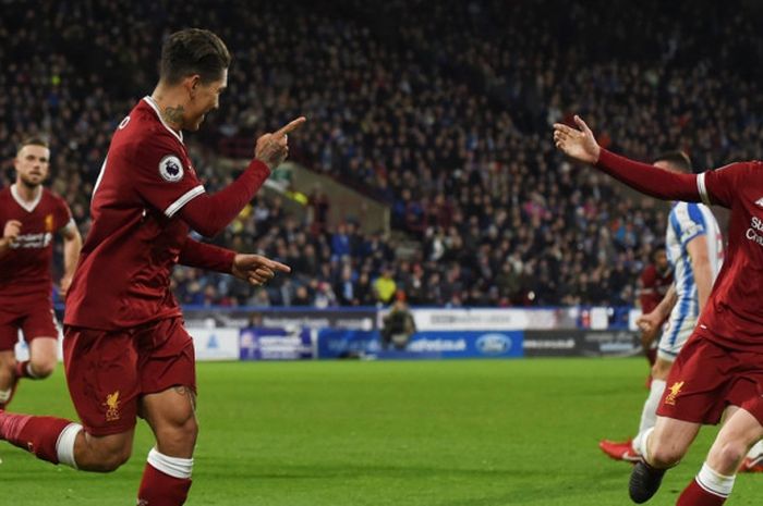 Striker Liverpool FC, Roberto Firmino (kiri), merayakan gol yang dia cetak ke gawang Huddersfield Town dalam laga Liga Inggris di Stadion John Smith's, Huddersfield, pada 30 Januari 2018.