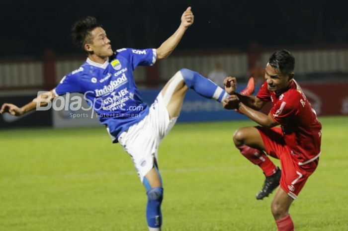    In Kyun-oh berebut bola dengan Ramdani Lestaluhu pada laga Persija Jakarta versus Persib Bandung di Stadion PTIK, Jakarta, Sabtu (30/6/2018).   