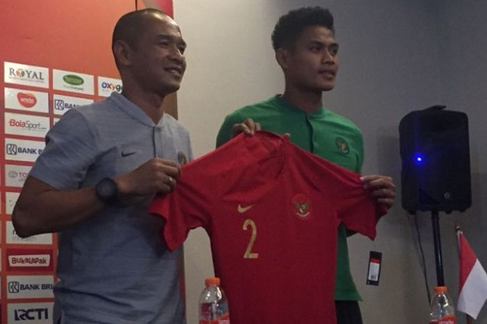 Bek timnas Indonesia, Fachrudin Aryanto (kanan), bersama asisten pelatih Kurniawan Dwi Yulianto (kiri) memperkenalkan jersey baru yang akan dipakai saat melawan Mauritius, Selasa (11/9/2018).