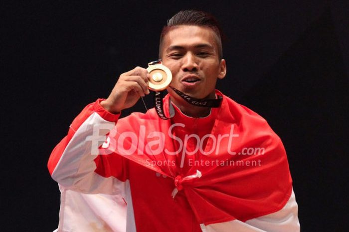 Deni, peraih medali emas cabang olahraga angkat besi putra nomor 69 kilogram pada SEA Games 2017. 