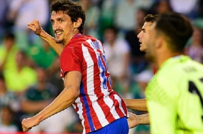 Stefan Savic merayakan gol Atletico Madrid ke gawang Real Betis pada pertandingan Divisi Primera La Liga Spanyol di Stadion Benito Villamarin, Minggu (14/5/2017). 