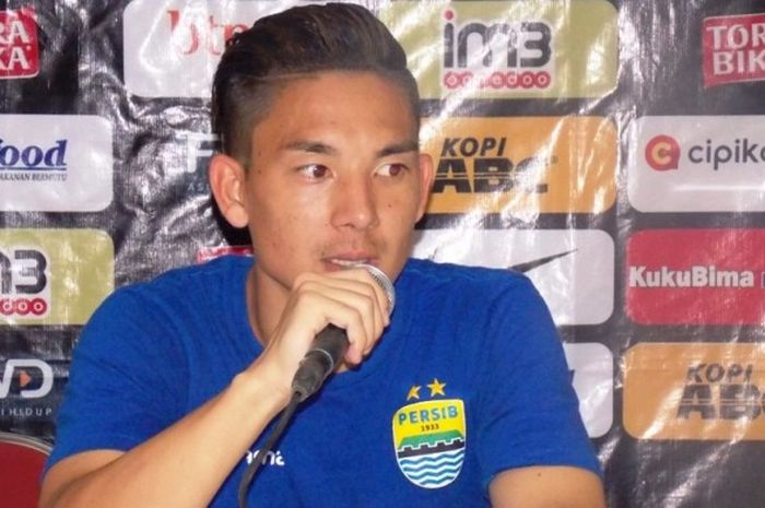 Gelandang Persib Bandung, Kim Jeffrey Kurniawan, dalam jumpa pers usai pertandingaan Kejuaraan Sepak Bola Torabika (TSC) 2016 menghadapi Arema Cronus di Stadion si Jalak Harupat, Soreang, Kab Bandung, pada Sabtu (27/8/2016).