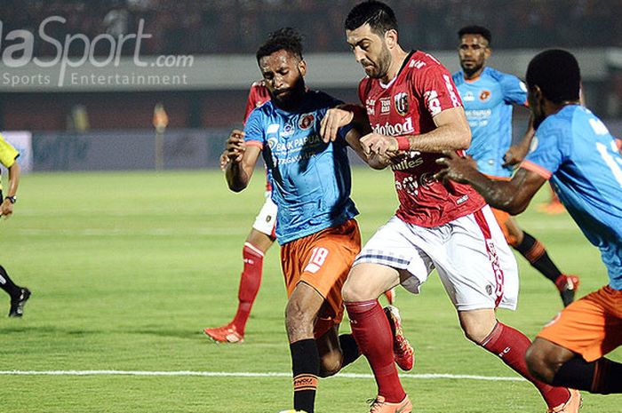 Gelandang Bali United, Milos Krkotic (tengah) dijepit dua pemain Perseru dalam laga Liga 1 2018 di Stadion Kapten I Wayan Dipta, Gianyar, Sabtu (6/4/2018).