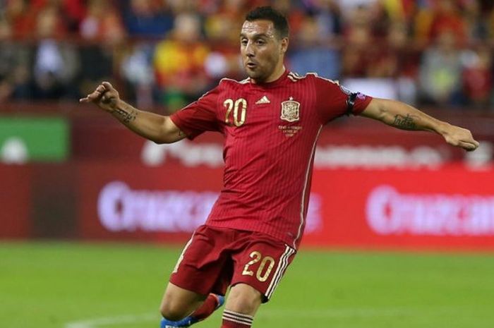 Aksi Santi Cazorla saat membela timnas Spanyol menghadapi Luksemburg pada duel Kualifikasi Piala Eropa 2016 di Las Gaunas Stadium, Logrono, 9 Oktober 2015.