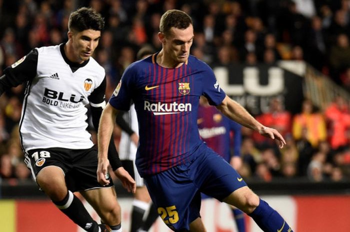 Bek FC Barcelona, Thomas Vermaelen (kanan), berduel dengan gelandang Valencia, Carlos Soler, dalam laga Liga Spanyol di Stadion Mestalla, Valencia, pada 26 November 2017.