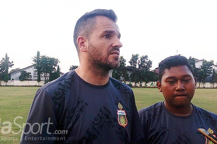 Pelatih Bhayangkara FC, Simon Mcmenemy memberi keterangan kepada awak media usai latihan di lapangan Mapolda Jatim, Rabu (4/4/2018).