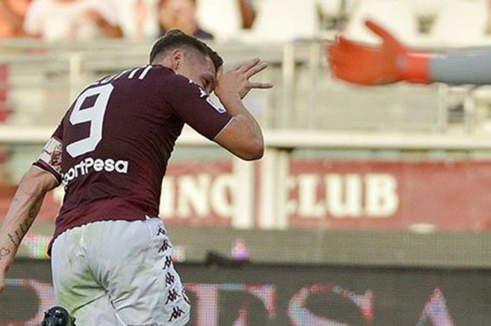 Striker Torino, Andrea Belotti, merayakan gol yang dia cetak ke gawang Sassuolo dalam laga Liga Italia di Stadion Olimpico Grande Torino, Turin, pada 27 Agustus 2017.