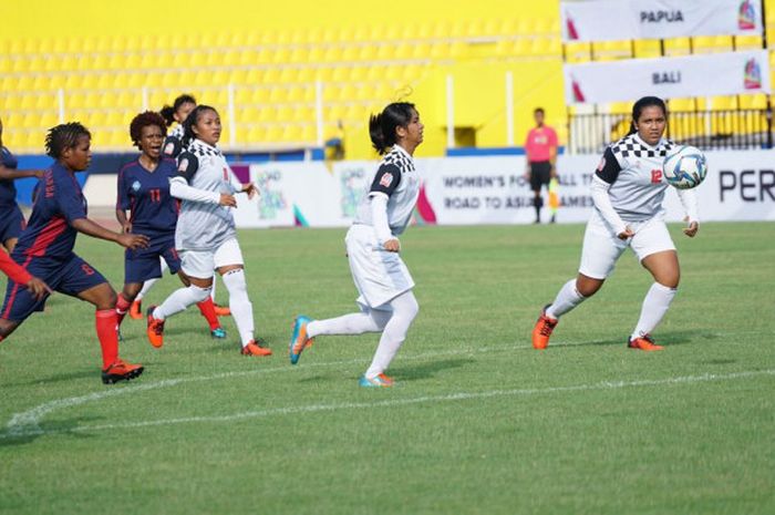 Pertandingan tim sepak bola wanita Papua melawan Bali pada laga Pertiwi Cup Road to Asian Games 2018 di Staduon Bumi Sriwijaya Palembang, Selasa (5/12/2017).