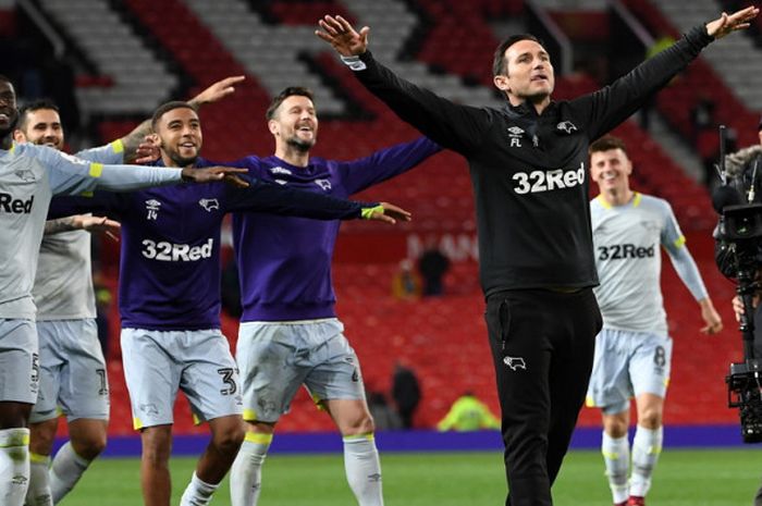 Selebrasi kemenangan Manajer Derby County, Frank Lampard, seusai mengantarkan timnya menang atas Manchester United dalam laga ronde ke-3 Piala Liga Inggris 2018-2019 di Stadion Old Trafford, Manchester, Inggris, pada Selasa (25/9/2018).