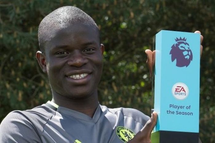   Gelandang Chelsea, N'Golo Kante, berpose bersama trofi Pemain Terbaik Premier League 2016-17 pada Minggu (21/5/2017).  