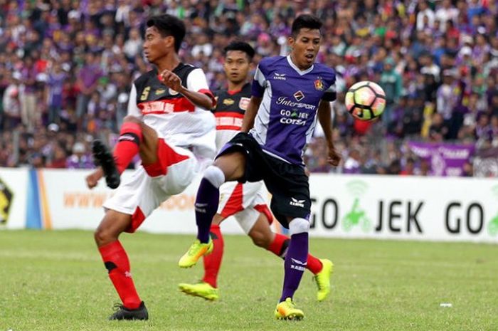 Pemain Persik Kediri, Bima Ragil, saat melawan PS Mojokerto Putro. 