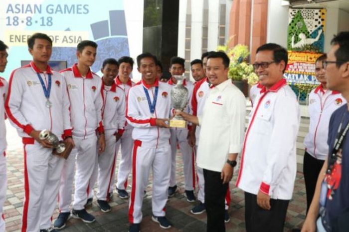  Tim Pelajar Indonesia yang  berhasil menjadi runner-up di ajang Asian School Football U-18 Championship 2017 yang digelar di Shiraz, Iran., disambut oleh Menpora, Imam Nahrawi. 