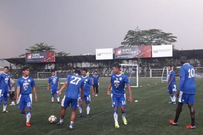 Di tengah cuaca mendung skuat Persib Bandung berlatih di Lapangan Progresif, Selasa (8/5/2018) 