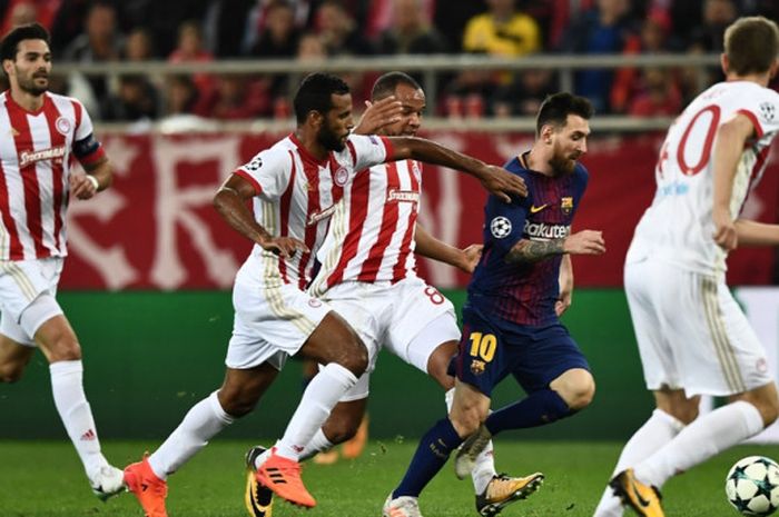 Megabintang FC Barcelona, Lionel Messi (kedua dari kanan), beraksi dalam laga Grup D Liga Champions kontra Olympiacos FC di Stadion Georgios Karaiskakis, Piraeus, Yunani, pada 31 Oktober 2017.