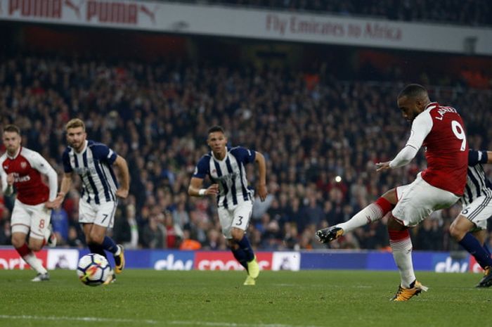 Aksi striker Arsenal, Alexandre Lacazette (kanan), saat mencetak gol melalui eksekusi tendangan penalti ke gawang West Bromwich Albion pada lanjutan Liga Inggris 2017-2018 di Stadion Emirates, London, Inggris, pada Senin (25/9/2017).