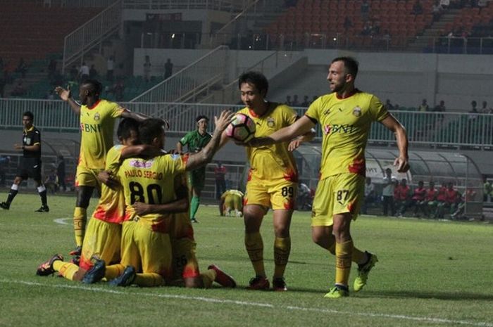 Skuat Bhayangkara FC merayakan gol Ilija Spasojevic ke gawang PS TNI di Stadion Pakansari, Bogor, Minggu (3/9/2017).