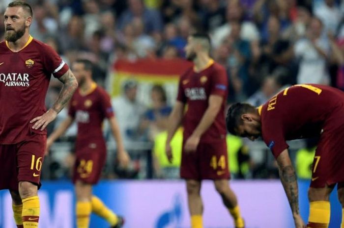 Reaksi kapten AS Roma, Daniele De Rossi (kiri), dalam pertandingan Liga Champions melawan Real Madrid di Santiago Bernabeu, Madrid, 19 September 2018.