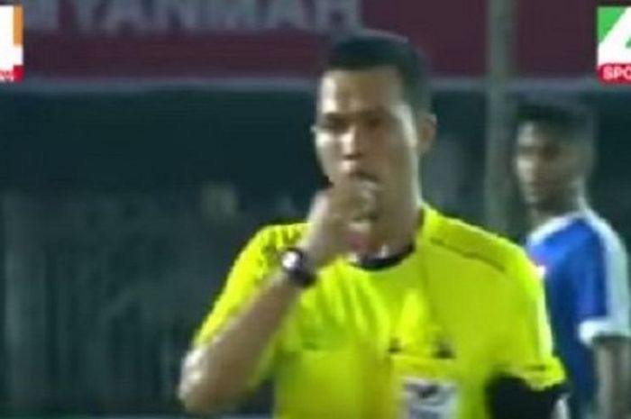 Dwi Purba saat memimpin pertandingan antara Singapura vs Kamboja.