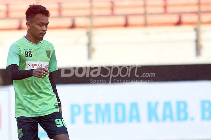 Gelandang bertahan Persebaya, M.Hidayat, saat berlatih di Gelora Bung Tomo, Surabaya,menjelang laga melawan PSBS Biak.