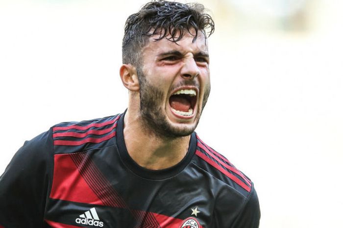 Striker AC Milan, Patrick Cutrone, merayakan gol yang dicetak ke gawang Bayern Muenchen dalam laga International Champions Cup 2017 di Stadion Universiade Sports Centre, Shenzhen, China, pada 22 Juli 2017.