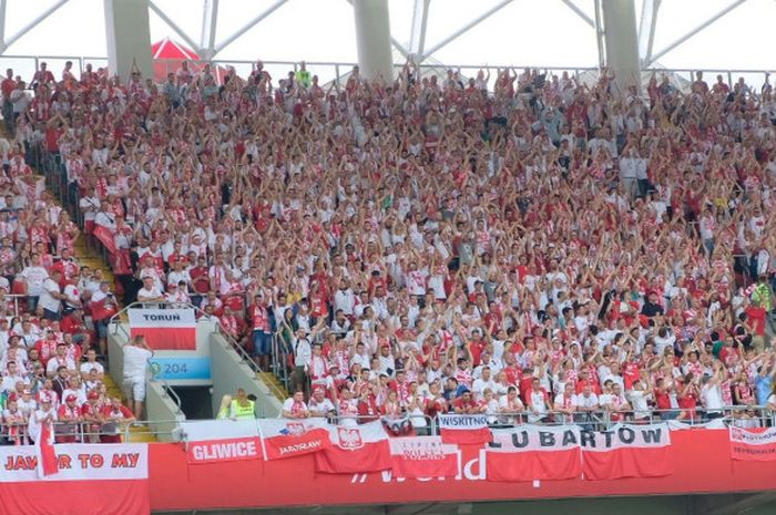 Para suporter Polandia melakukan Viking Thunder Clap saat laga Polandia vs Senegal berlangsung di Stadion Spartak, Moskow, Selasa (19/6/2018).