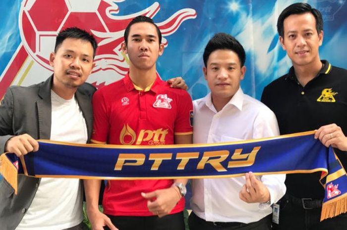 Ryuji Utomo bersama tim barunya PTTRY