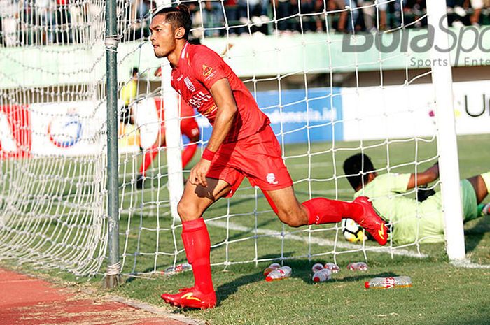 Penyerang Persis Solo, Ikhwan Azka Fauzi Wibowo, melakukan selebrasi seusai membobol gawang PSPS Riau dalam laga lanjutan Liga 2 2018 di Stadion Manahan, Minggu (29/4/2018).