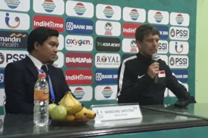 Pelatih timnas U-19 Singapura, Rob Johannes Maria Servais, dalam konferensi pers usai laga kontra timnas U-19 Indonesiapada Selasa (3/7/2018) di Stadion Gelora Delta Sidoarjo. 