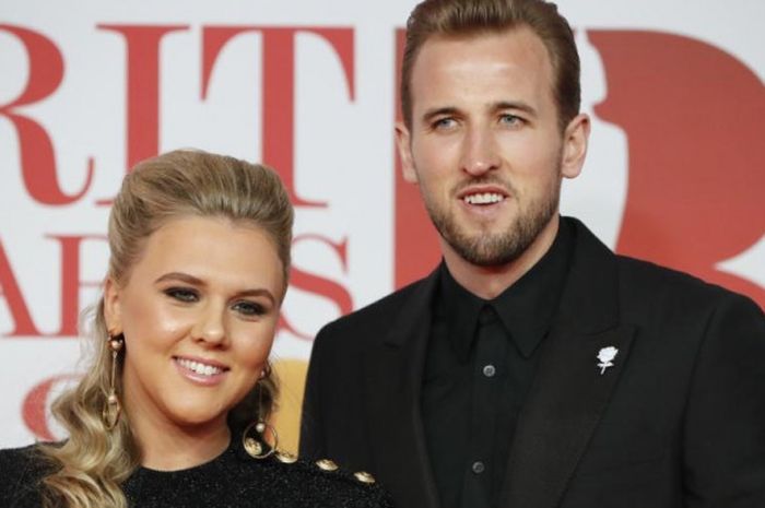 Harry Kane (kanan) berpose bersama pasangannya Katie Goodland di karpet merah acara BRIT Awards di London, 21 Februari 2018.