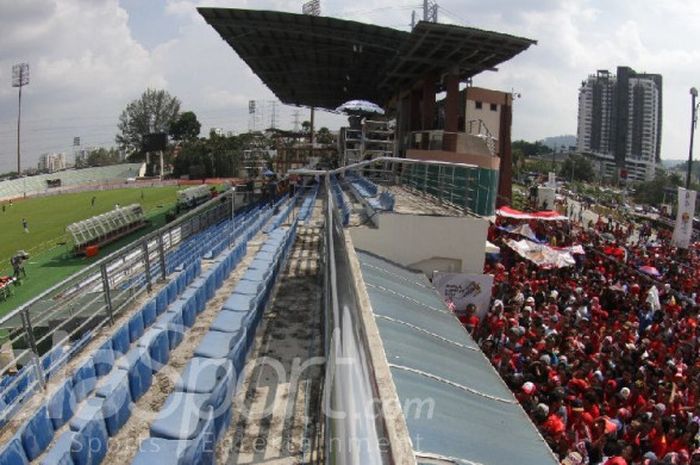 Suporter timnas Indonesia tertahan di luar Stadion MP Selayang, Selangor, hingga 30 menit sebelum laga Grup B SEA Games 2017 antara Indonesia vs Timor Leste bergulir pada Minggu (20/8/2017).