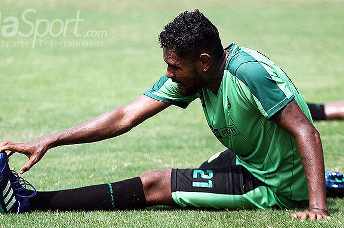 Pemain Persebaya, Fandry Imbiri saat mengikuti latihan di Gelora Bung Tomo, Selasa (17/4/2018) pagi.