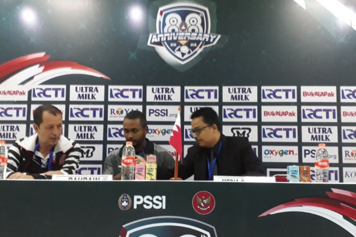 Pelatih Timnas U-23 Bahrain, Samir Chammam (kiri), dalam jumpa pers usai pertandingan PSSI Anniversary Cup 2018 melawan Timnas U-23 Indonesia di Stadion Pakansari, Bogor, Jumat (27/4/2018).