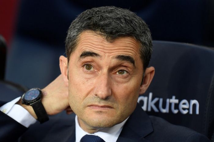 Ekspresi pelatih FC Barcelona, Ernesto Valverde, dalam laga Liga Spanyol kontra Real Madrid di Stadion Camp Nou, Barcelona pada 6 Mei 2018.