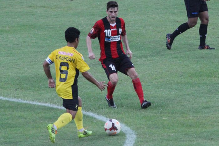 Gelandang asal Argentina, Robertino Pugliara, ketika berseragam Persipura Jayapura.