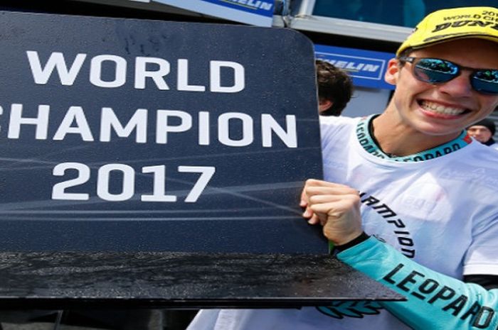 Joan Mir saat berselebrasi usai menjadi juara dunia Moto3 tahun 2017.