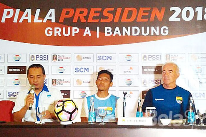 Pelatih Persib, Roberto Carlos Mario Gomez (kanan) ditemani pemainnya Eka Ramdani (tengah) dalam sesi konferensi pers di Hotel Grand Tjokro, Kota Bandung, Sabtu (20/1/2018).