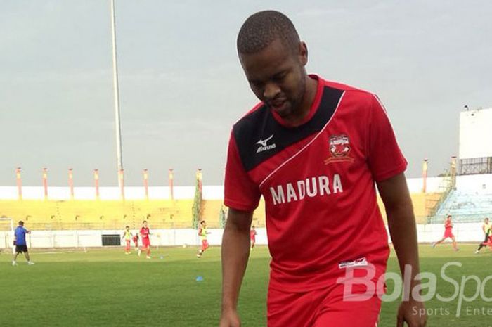 Thiago Fortuoso saat latihan perdana bersama Madura United di Stadion Gelora Bangkalan, Jawa Timur (09/08/2017).