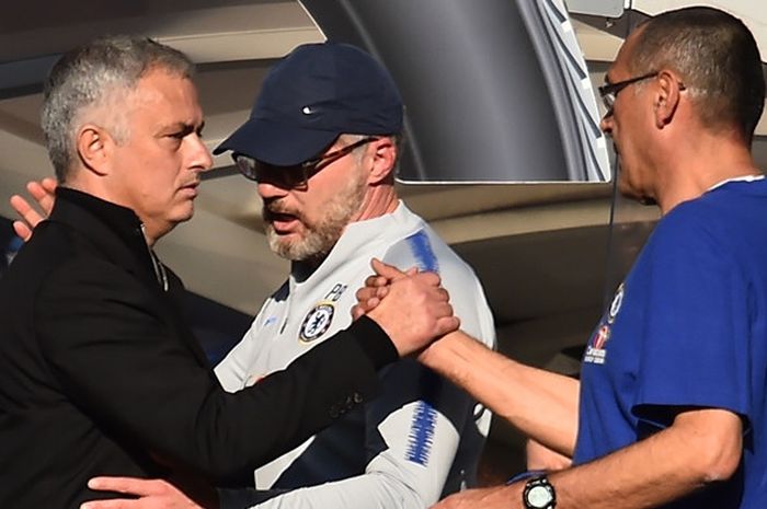 Pelatih Manchester United, Jose Mourinho (kiri), bersalaman dengan pelatih Chelsea, Maurizio Sarri, dalam laga Liga Inggris di Stadion Stamford Bridge, London, Inggris pada 20 Oktober 2018.