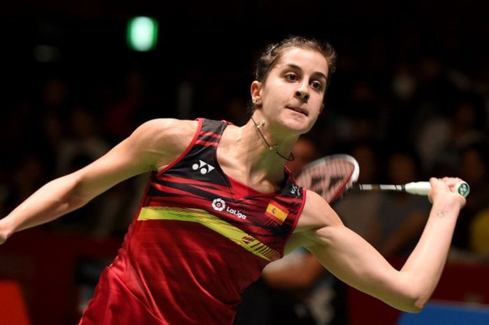 Pebulu tangkis tunggal putri Spanyol, Carolina Marin, mengembalikan shuttlecock dari sang lawan, He Bingjiao (China), pada laga final turnamen Jepang Terbuka, Minggu (24/9/2017).