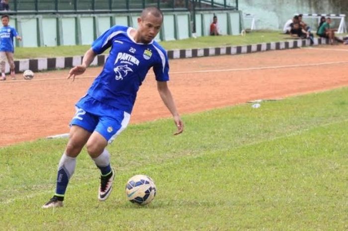 Bek kanan Persib, Supardi saat membela timnya melawan PPLM Purwakarta pada uji coba di Stadion Siliwangi, Kota Bandung, Sabtu (28/1/2017). 