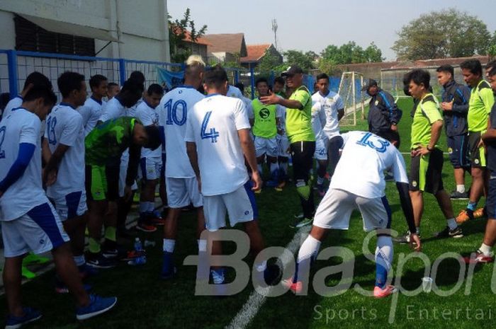 Asisten pelatih Persib, Herrie Setyawan memberikan pengarahan kepada pemain pada sesi latihan di Lapangan Lodaya, Kota Bandung, Sabtu (2/9/2017).