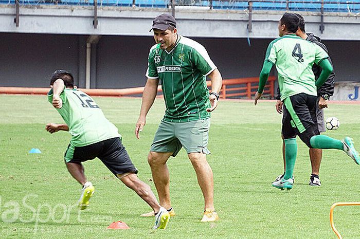 Asisten pelatih Persebaya, Esteban Busto memberi instruksi kepada pemain dalam sesi latihan di Stadion Gelora Bung Tomo Surabaya, Selasa (13/3/2018).