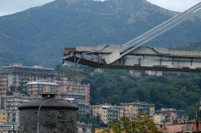 Penampakan jembatan Ponte Morandi yang runtuh di Genoa, 14 Agustus 2018.